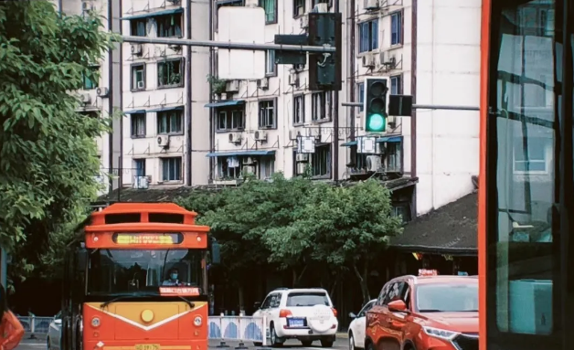 歐國立：怎樣改進城市常規(guī)公交服務(wù)，提升乘客出行體驗？