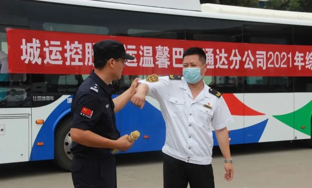 逼真場面猶如警匪片，青島溫馨巴士防恐消防實戰(zhàn)演練(圖2)