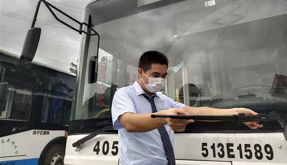 武漢公交多舉措應(yīng)對(duì)強(qiáng)降雨天氣，保障市民安全出行(圖3)