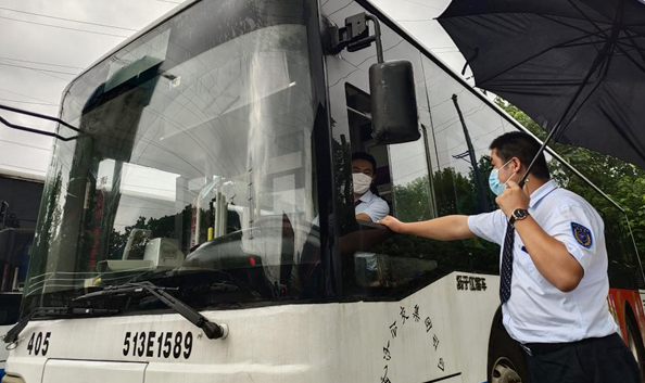 武漢公交多舉措應(yīng)對(duì)強(qiáng)降雨天氣，保障市民安全出行(圖2)