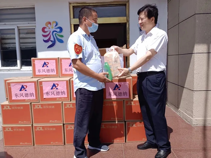 東風德納車橋開展“關愛駕駛員 慰問送一線”活動，致敬烈日下最美“城市擺渡人”(圖6)