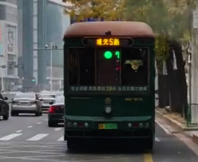 車尾“預(yù)報”前方路口紅綠燈？真的！ 這輛公交車變身“移動交通信號燈”(圖1)