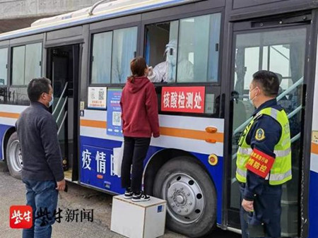 好辦法！“退役”公交車變身疫情防控“值班室”(圖1)