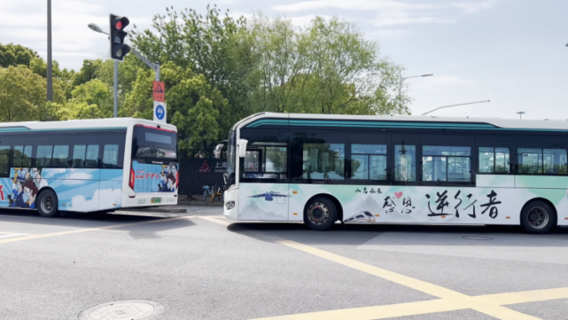 上海100多輛公交車(chē)首次推出抗疫海報(bào)，將這座城市的感念和心愿載于公交車(chē)身！(圖2)